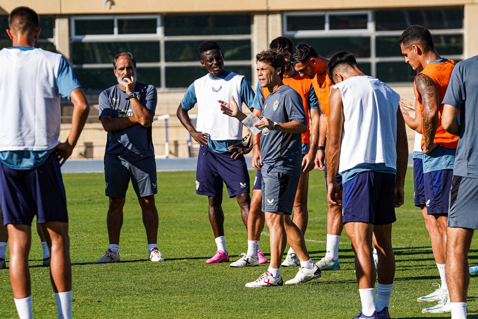 Rubi en la charla técnica a la plantilla antes de comenzar el entrenamiento de este miércoles en el campo Anexo.