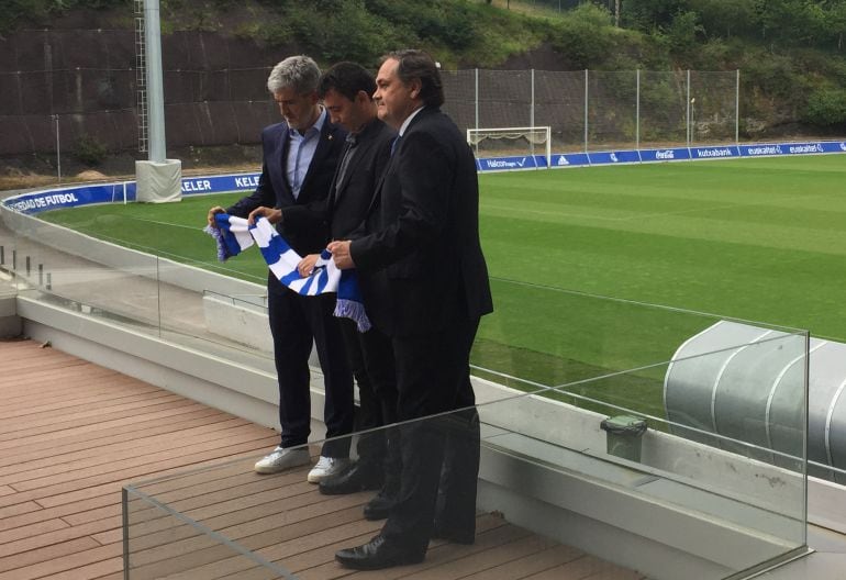 Garitano posa en Zubieta con Roberto Olabe y Jokin Aperribay