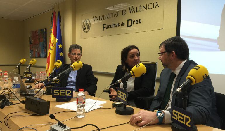 Pepa Bueno charla con Francisco García Palacios (i) y Luis Manglano (d)