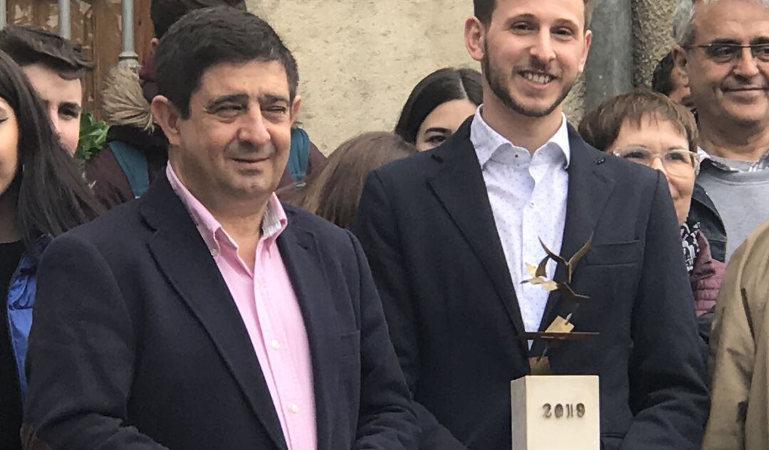 De izquierda a derecha, el presidente de la Diputación, Francisco Reyes, y Rafael Cámara, ganador del concurso, que sujeta la escultura ganadora.