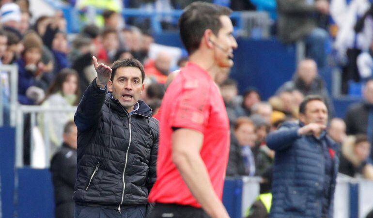 El entrenador del Leganés, Asier Garitano (i) en la banda de Butarque durante el partido  del pasado domingo ante la Real Sociedad.