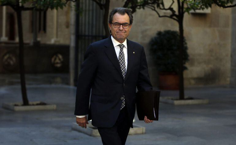 El presidente de la Generalitat, Artur Mas, a su llegada a la reunión del gobierno catalán mientras las fiscalías del Estado y Superior de Cataluña dirimen sus diferencias sobre la presentación de una posible querella por el 9N