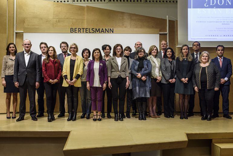 Representantes de las entidades firmantes tras la presentación del manifiesto para aumentar la visibilidad de las mujeres en conferencias y debates