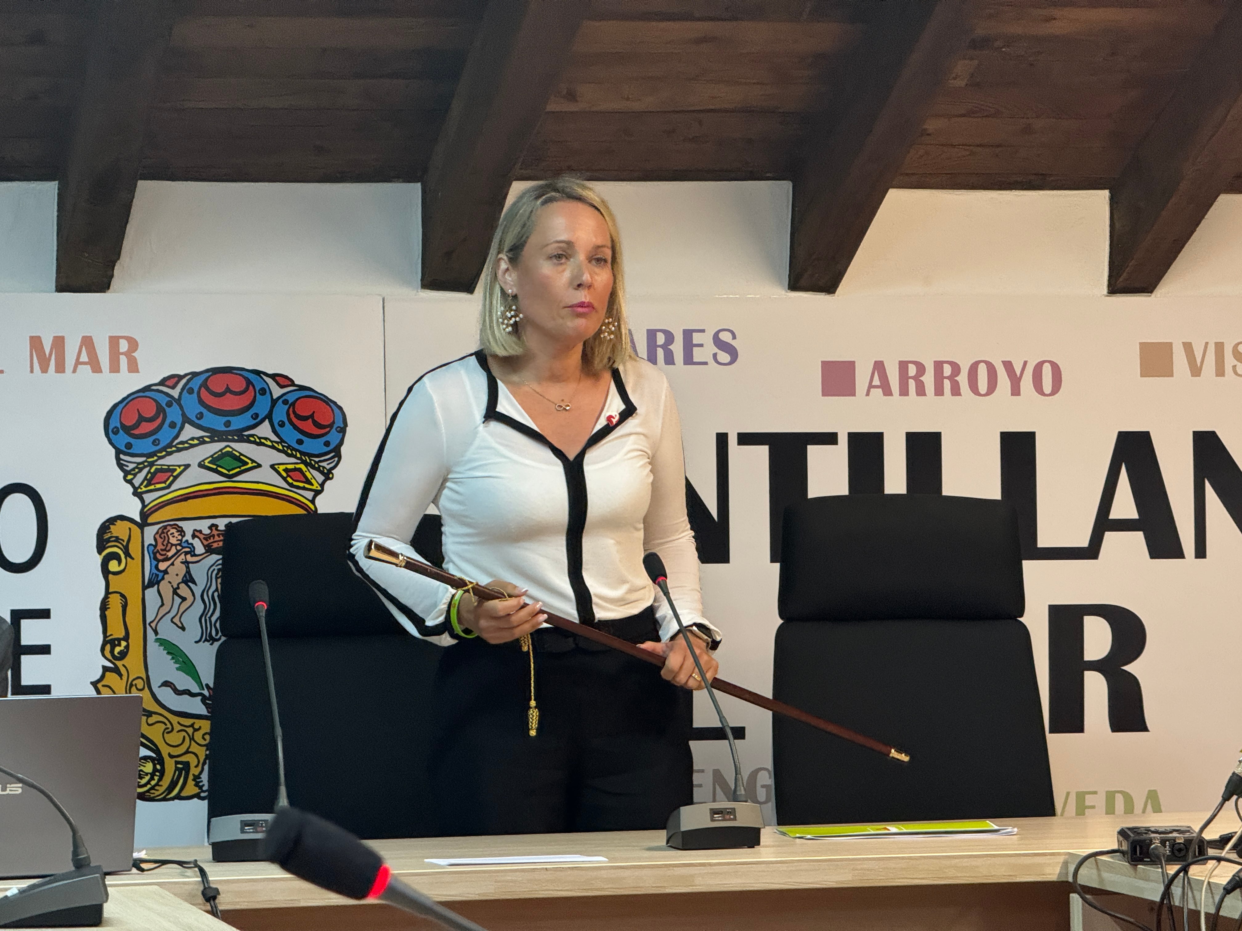 La alcaldesa de Santillana, Sara Izquierdo, durante su toma de posesión.