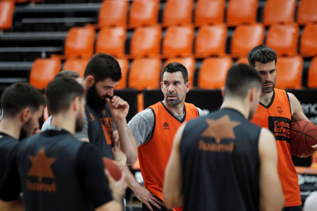 GRAFCVA3630. VALENCIA, Los jugadores del Valencia Basket, Rafa Martínez (c), Fernando San Emeterio (d), y Bojan Dubljevic, junto a sus compañeros durante el entrenamiento de este lunes por la mañana en el pabellón de la Fuente de San Luis donde preparan el primer encuentro de la final de la Eurocopa, que disputarán este martes ante el Alba Berlín. EFE, Ana Escobar