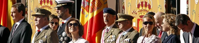 Los Reyes, los Príncipes de Asturias, los duques de Palma, la infanta Elena, y el presidente del Gobierno, en el desfile. EFE/Ballesteros