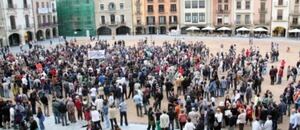 Uns 2.000 vigatans s'han concentrat aquest divendres contra el racisme a la Plaça Major de Vic (LAURA BUSQUETS - ACN)