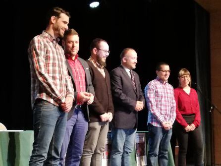 El presidente y vicepresidente del Consejo Comarcal del Bierzo junto al historiador Alejandro Rodríguez y su equipo