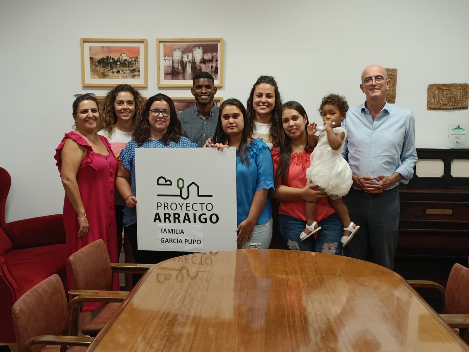 Foto de los nuevos vecinos de Belmonte recibidos por parte de la corporación municipal y trabajadores del Proyecto Arraigo