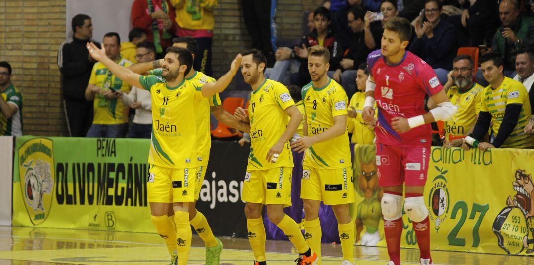 Los jugadores del Jaén Paraíso Interior FS celebran uno de los tantos logrados ante Levante FS.