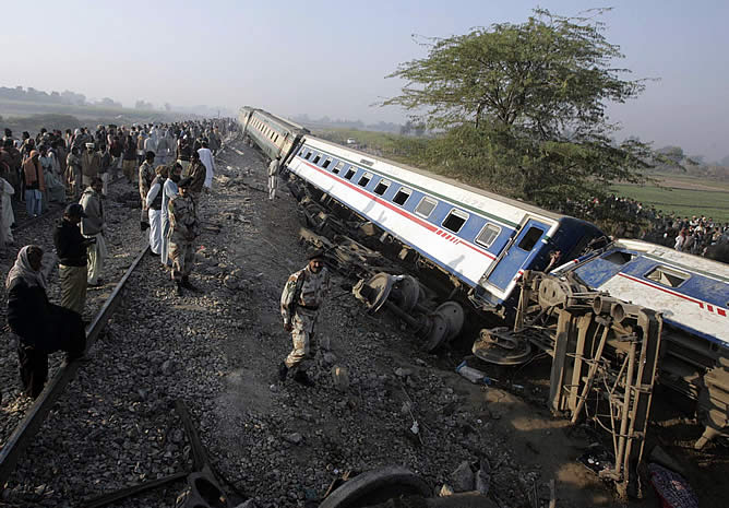 58 muertos en un accidente de tren en Pakistán