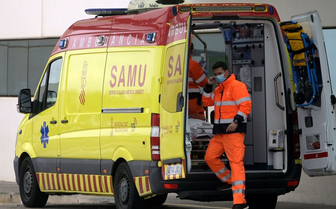 Una ambulancia del SAMU en el hospital La Fe de València.