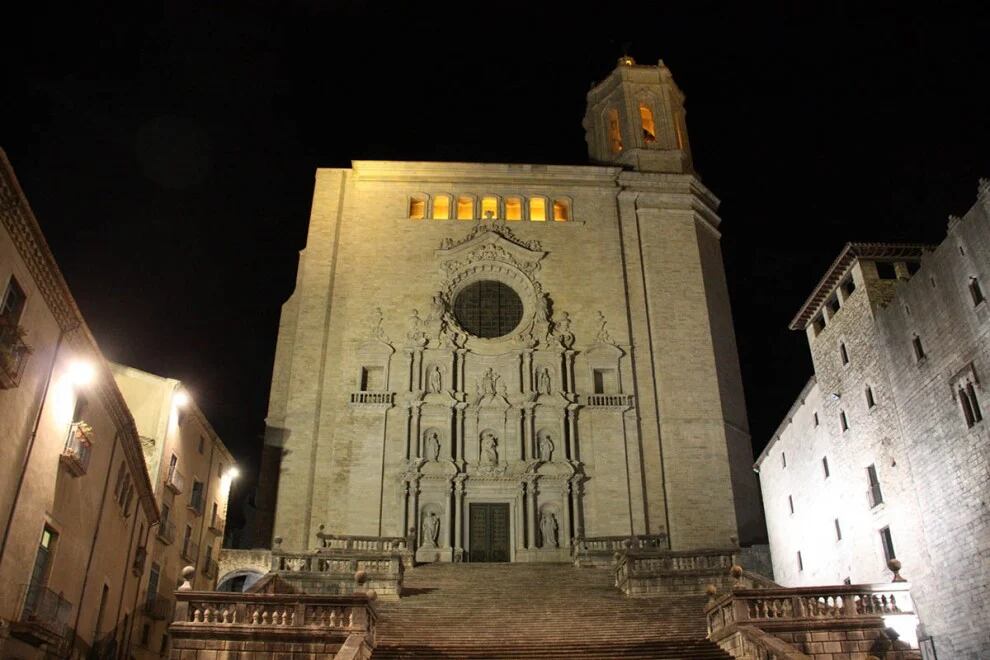 La catedral de Girona en una imatge nocturna.