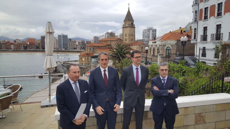 El ministro de Fomento, segundo por la izquierda, esta mañana en Gijón