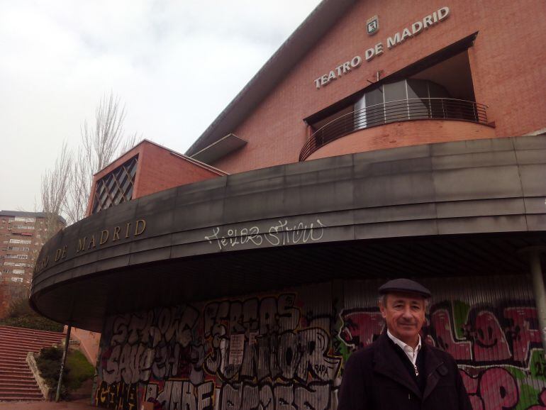 Miguel Ángel Ordinas, de la Asociación de Vecinos La Flor del barrio de El Pilar, ante el Teatro de Madrid.