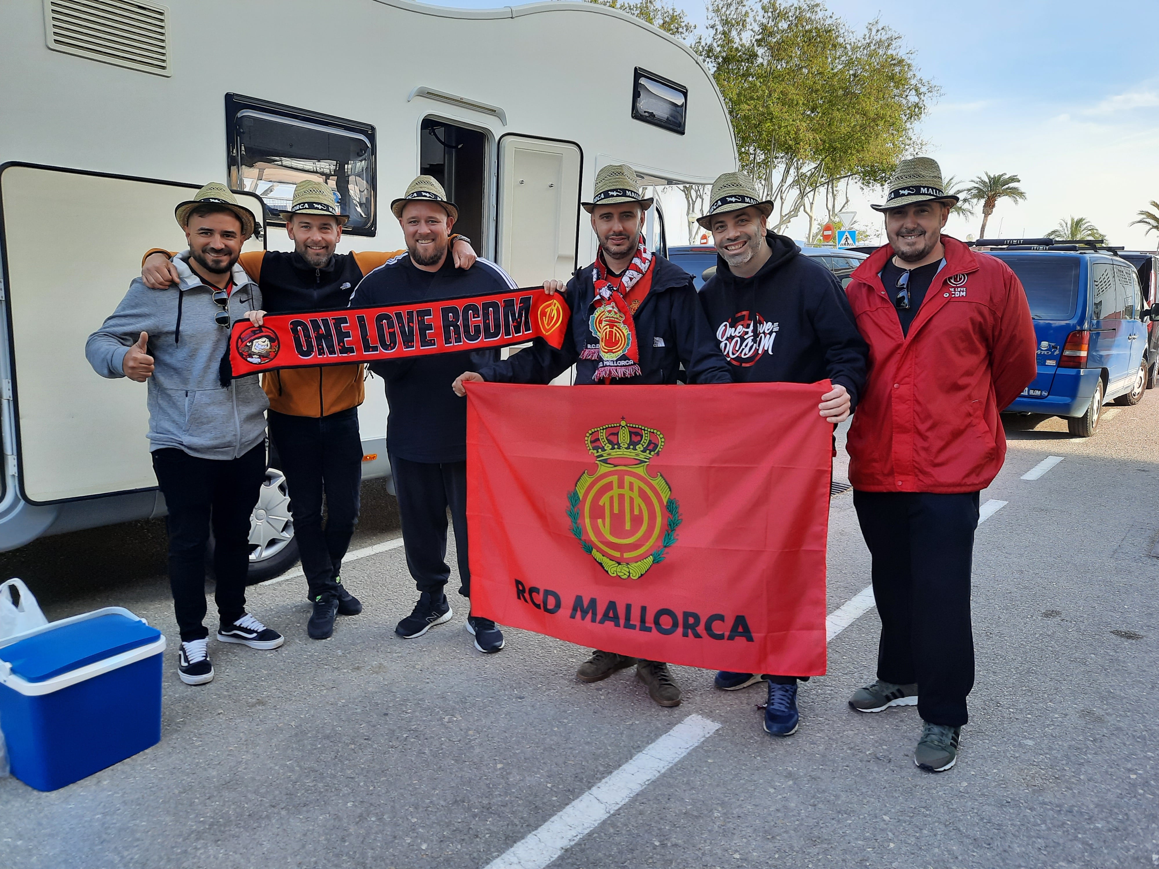 Nacho, Pedro, Juan Domingo, David, Daniel y Jacquie Daniel, un grupo de amigos que viaja a Sevilla para animar al Mallorca