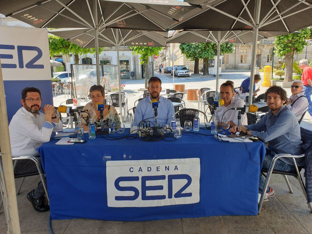 José Ángel Fernández (PP), Carme Núñez (BNG), Carlos Vázquez Padín (C21), Enrique Cabaleiro (PSOE) y Marci Varela (SER Baixo Miño) durante el debate electoral en la terraza de la tapería SantiAmén de Tui.