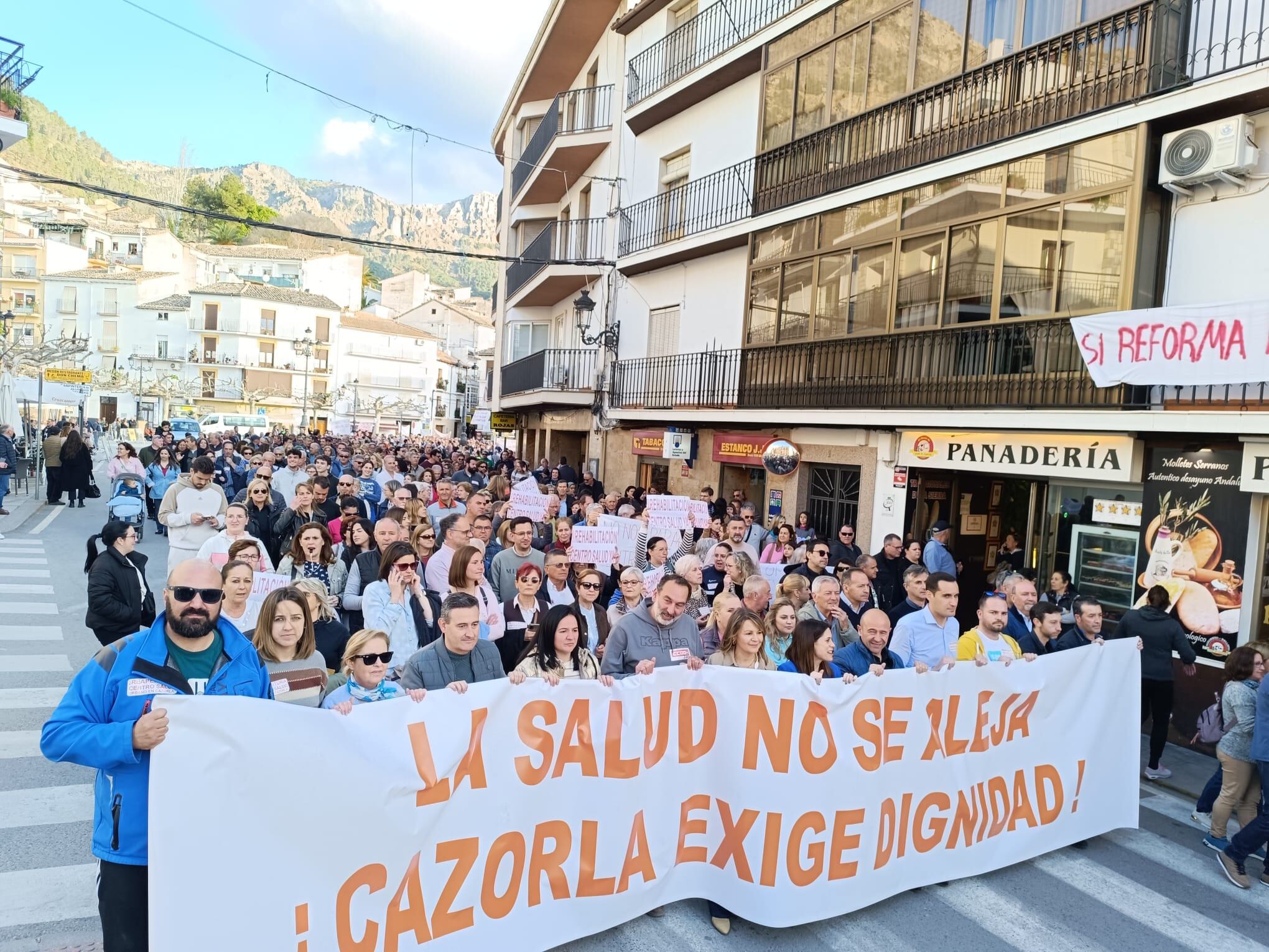 Vecinos y vecinas de Cazorla durante la manifestación que recorrió las calles este pasado lunes.