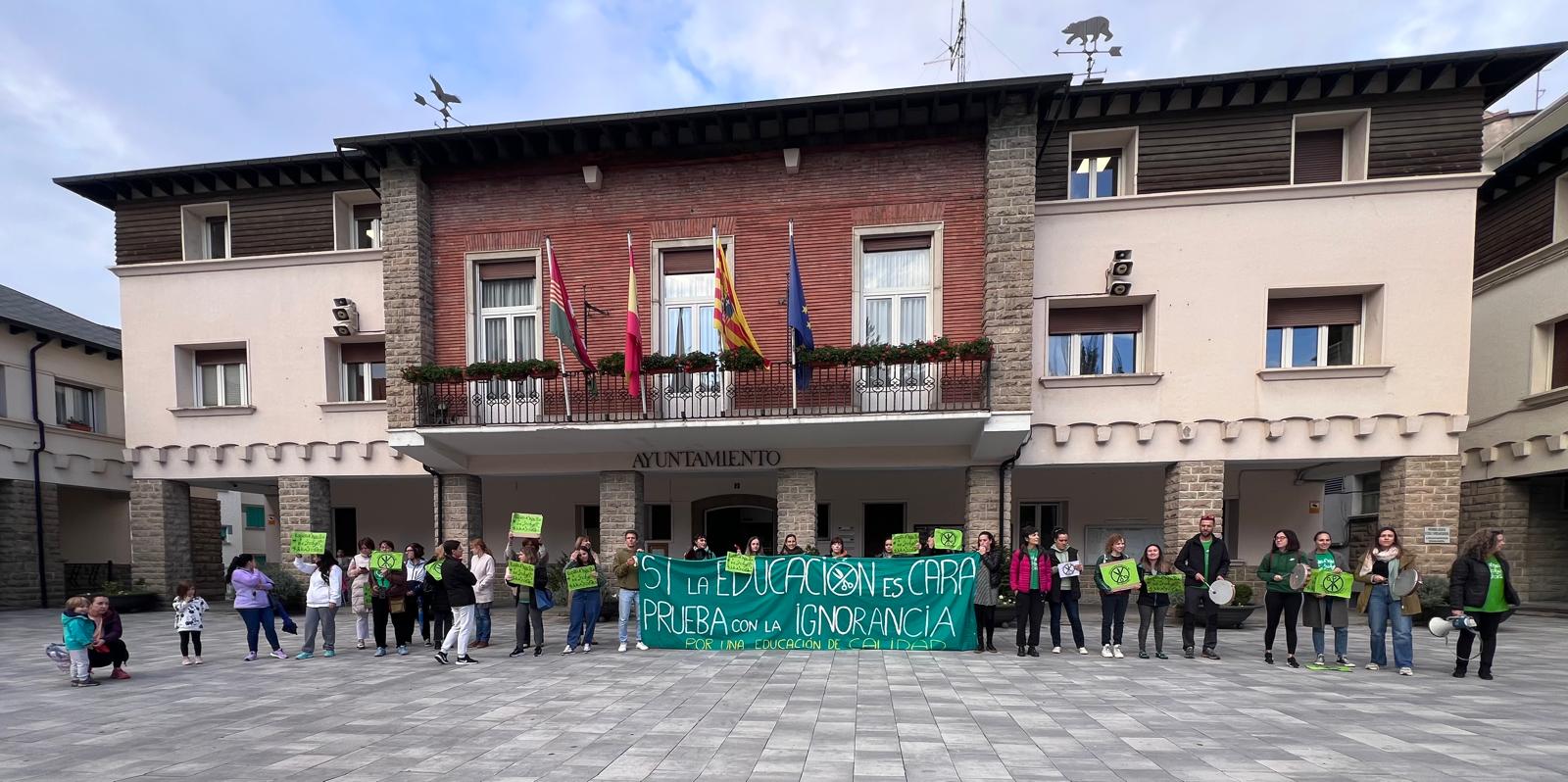 La comunidad educativa del CEIP Montecorona de Sabiñánigo se concentraba en la puerta principal del centro a las 9 y a las 9&#039;30 horas a las puertas del ayuntamiento