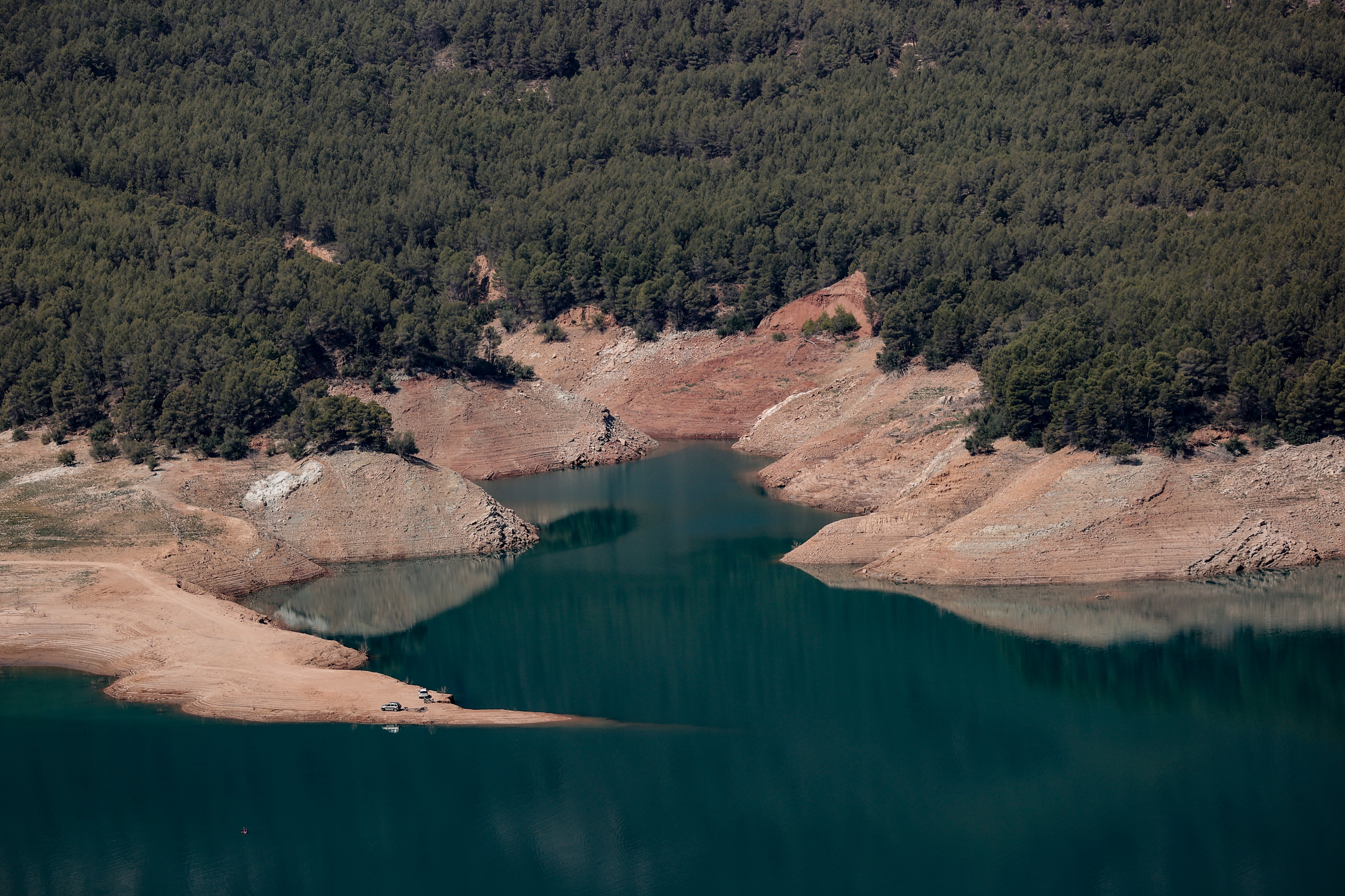 La Confederación Hidrográfica del Júcar (CHJ) analiza la situación de sequía que atraviesa gran parte de la Demarcación y las medidas acordadas en Comisión de Desembalse extraordinaria del sistema Turia, en prealerta por escasez de agua. En la imagen el Embalse de Benagéber que se encuentra al 40% de su capacidad máxima