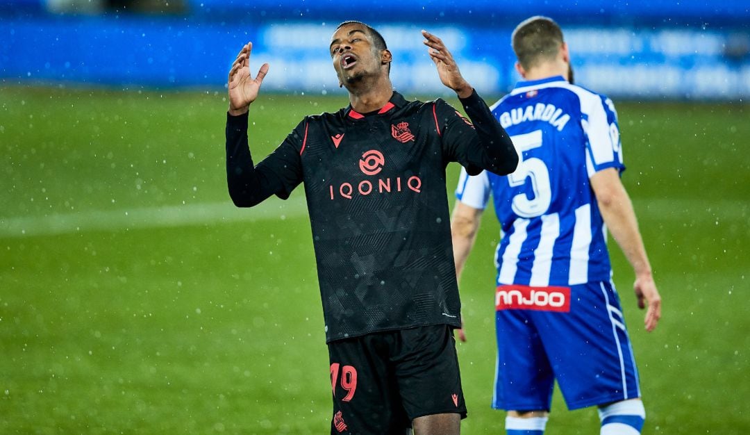 Alexander isak lamenta una de las ocasiones que marró en Vitoria