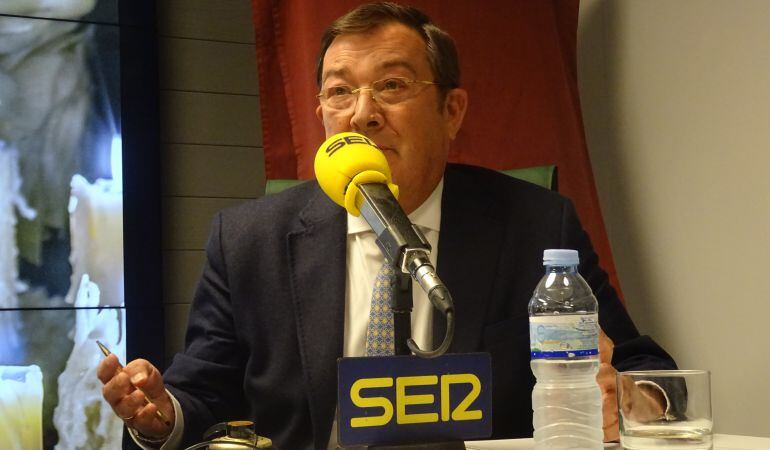 Joaquín Sainz de la Maza, ante los micrófonos de Radio Sevilla