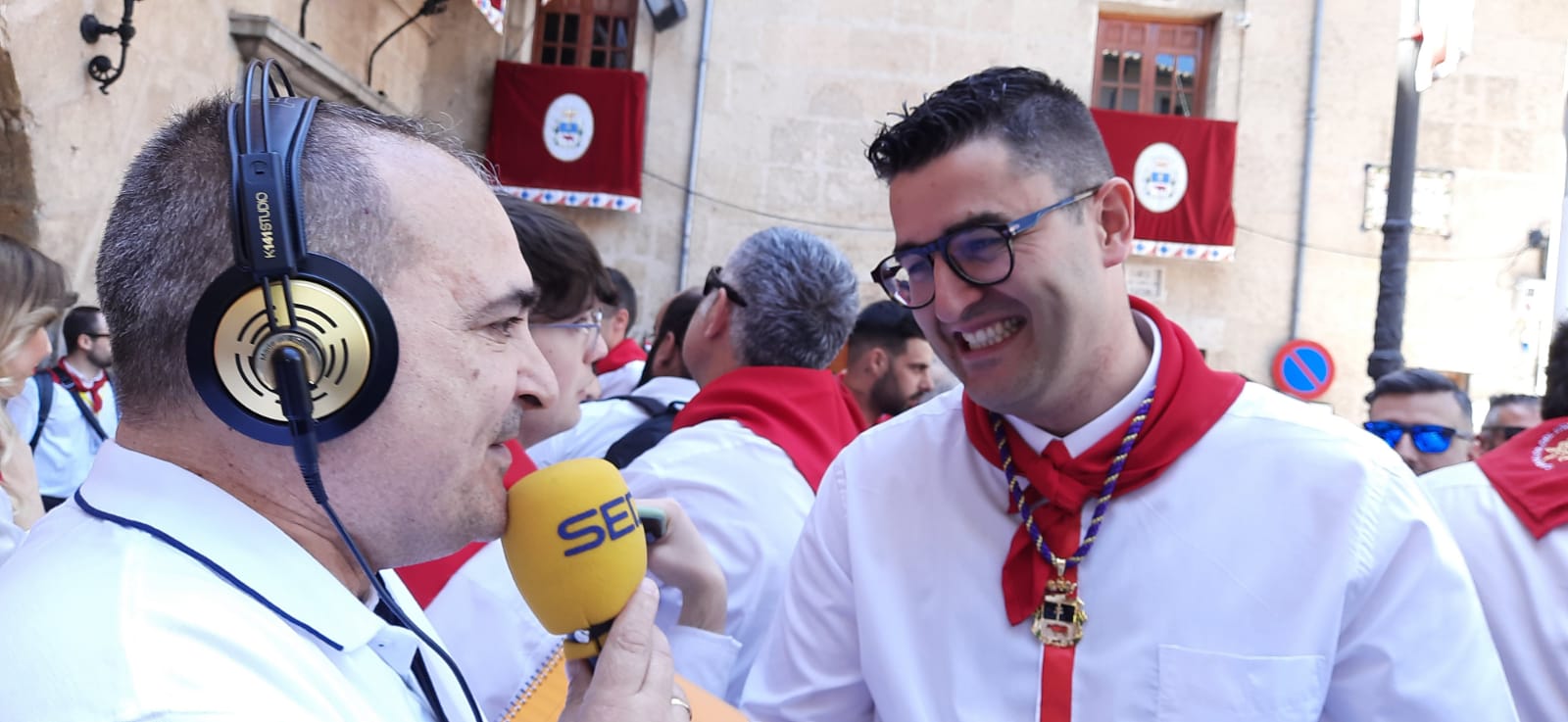 Antonio Munuera entrevista a José Carlos Gómez, concejal de Turismo de Caravaca de la Cruz, en la mañana del 2 de mayo, día de los Caballos del Vino