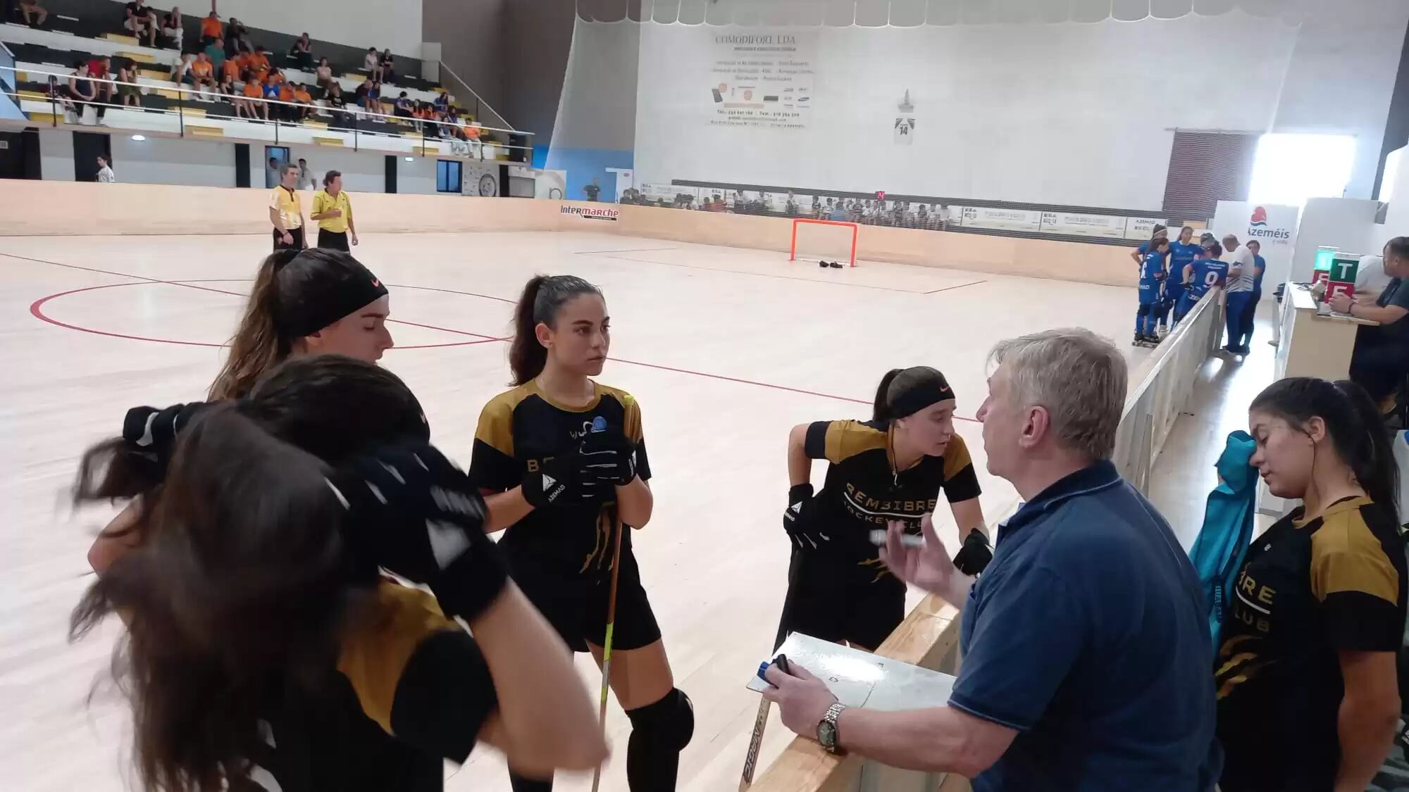 Carlos Figueroa dando instrucciones a las jugadoras