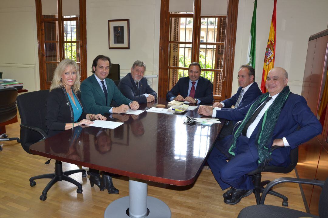 De izquierda a derecha, Macarena de Pablo-Romero Raynaud, José Luque Teruel, Gabriel Fernández Rey, el delegado del Gobierno de la Junta en Sevilla, Ricardo Sánchez, Fernando Fernández-Figueroa y Joaquín Herrera del Rey