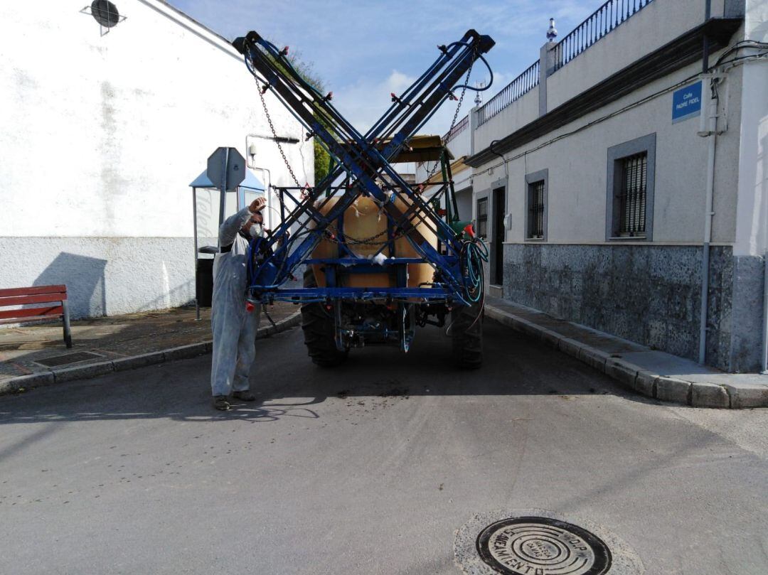 Trabajos de desinfección en una barriada rural de Jerez