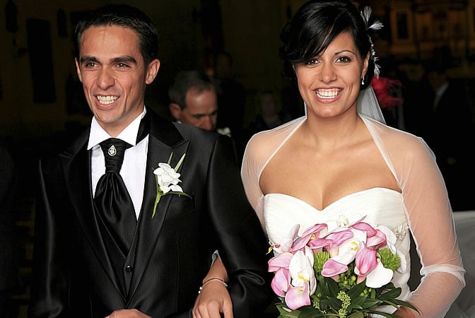 Contador, muy sonriente, después de la ceremonia de su boda con Macarena Pescador