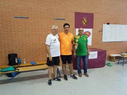 Juan García Herrera, en el centro, recibe el trofeo de campeón de la categoría de Mayores