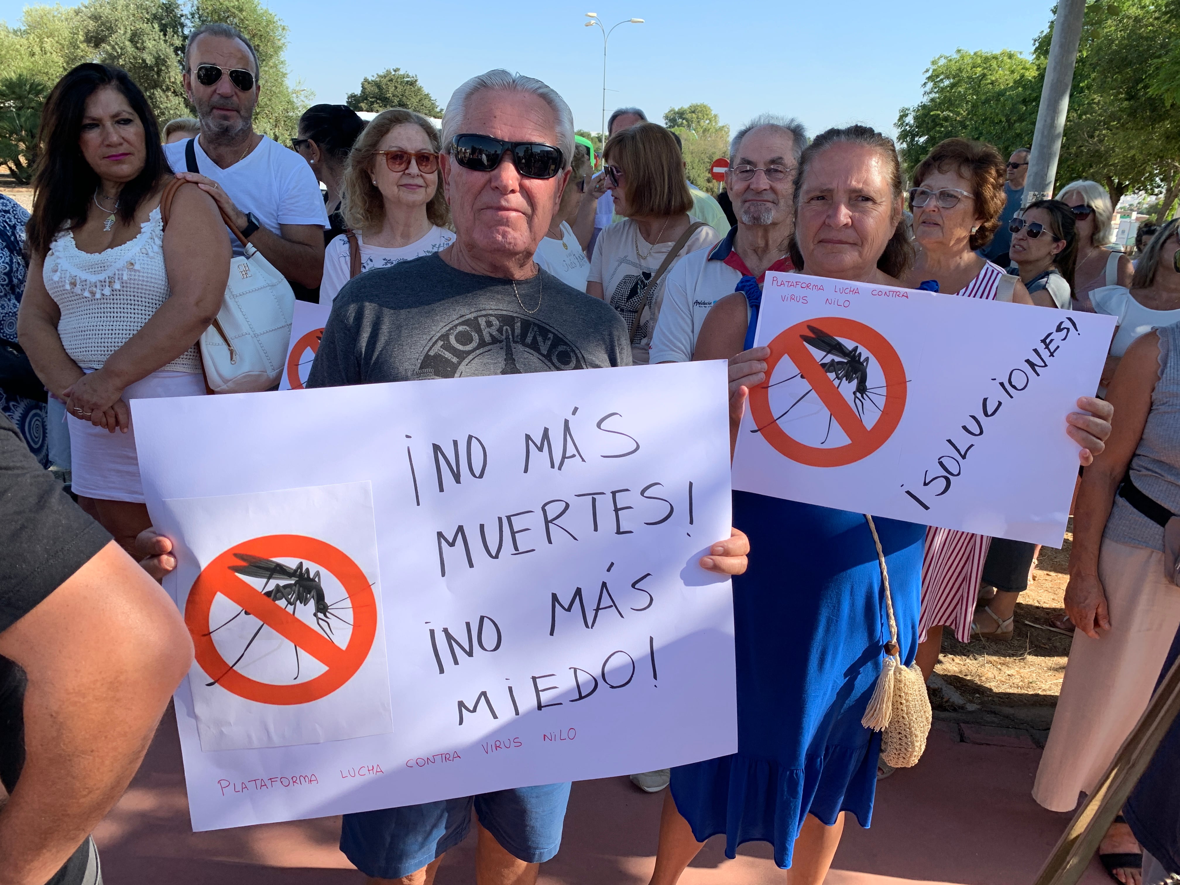 LA PUEBLA DEL RÍO (SEVILLA), 05/08/2024.-Parte de las casi 2.000 personas que se han concentrado este lunes en la localidad sevillana de La Puebla del Río para pedir a la Junta de Andalucía que actúe contra la &quot;epidemia&quot; de virus del Nilo en la comarca, la que cuenta con más casos de personas contagiadas de esta enfermedad en la provincia. EFE/Fermín Cabanillas