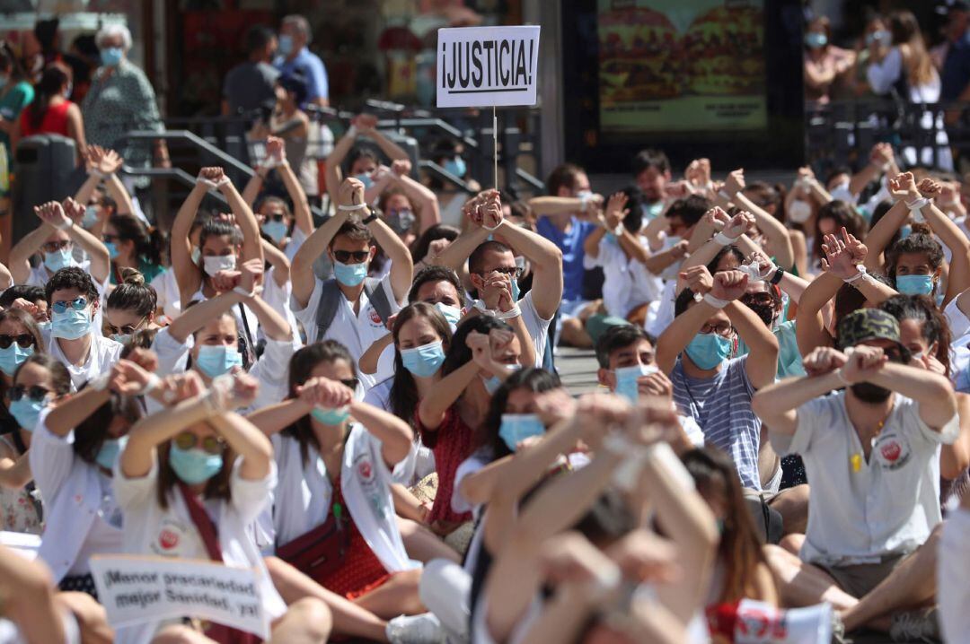 Médicos internos residentes (MIR) de Madrid ante la sede del Gobierno regional, en la Puerta del Sol 