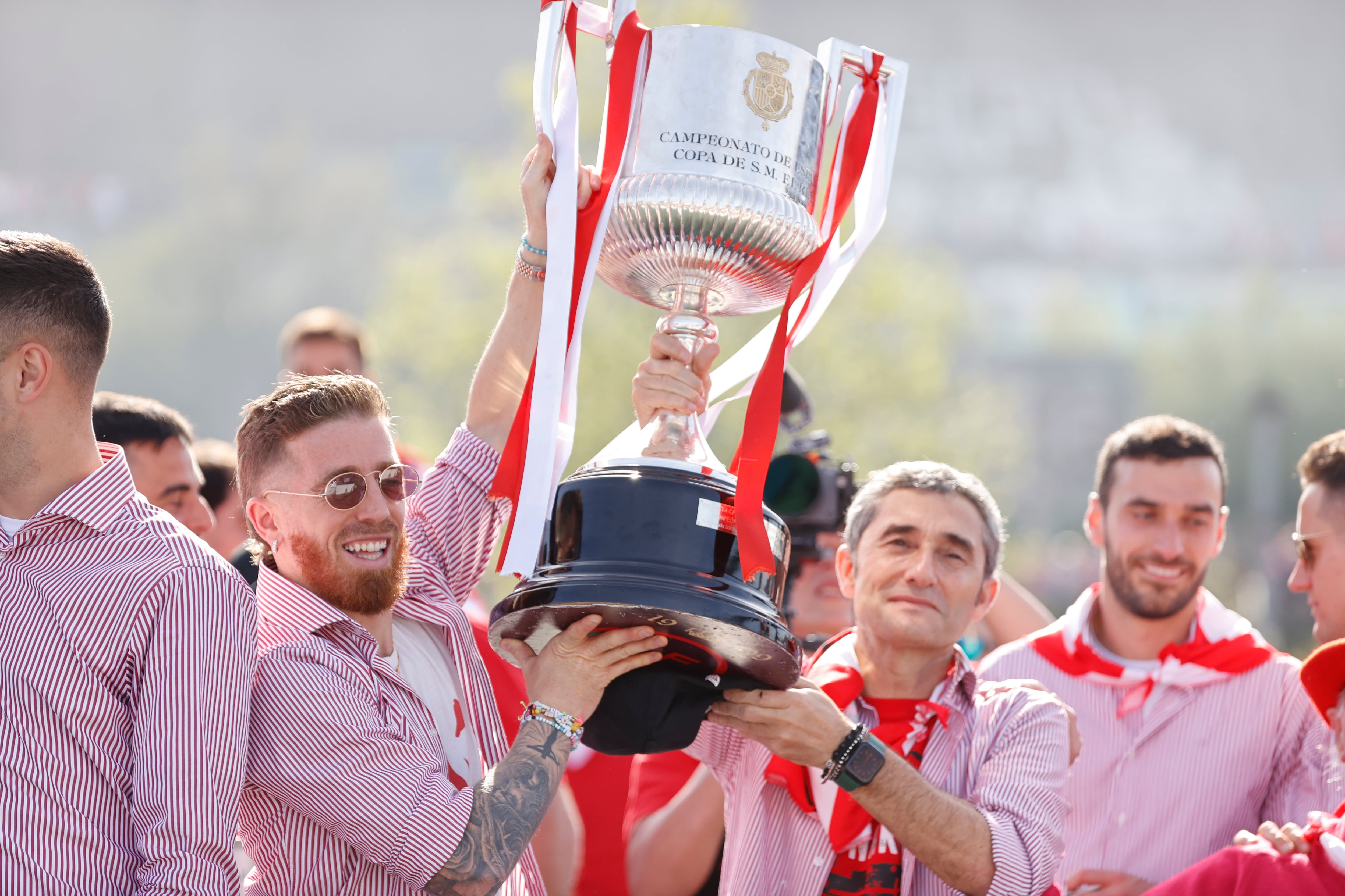 Iker Muniain y Ernesto Valverde levantan el título de Copa del Rey durante la Gabarra. EFE/ Luis Tejido