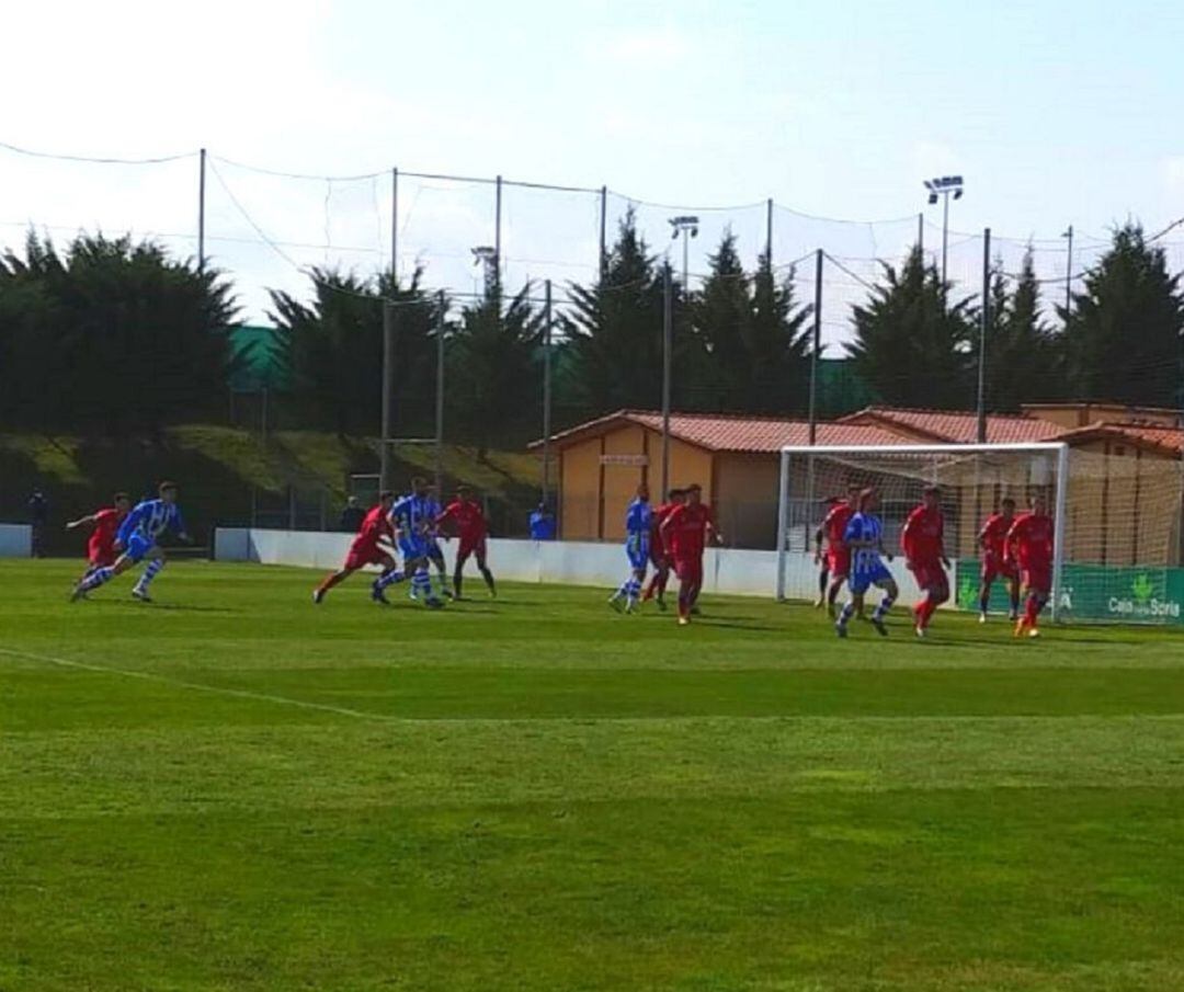 Una de las acciones de ataque de la Arandina ante el Numancia B.