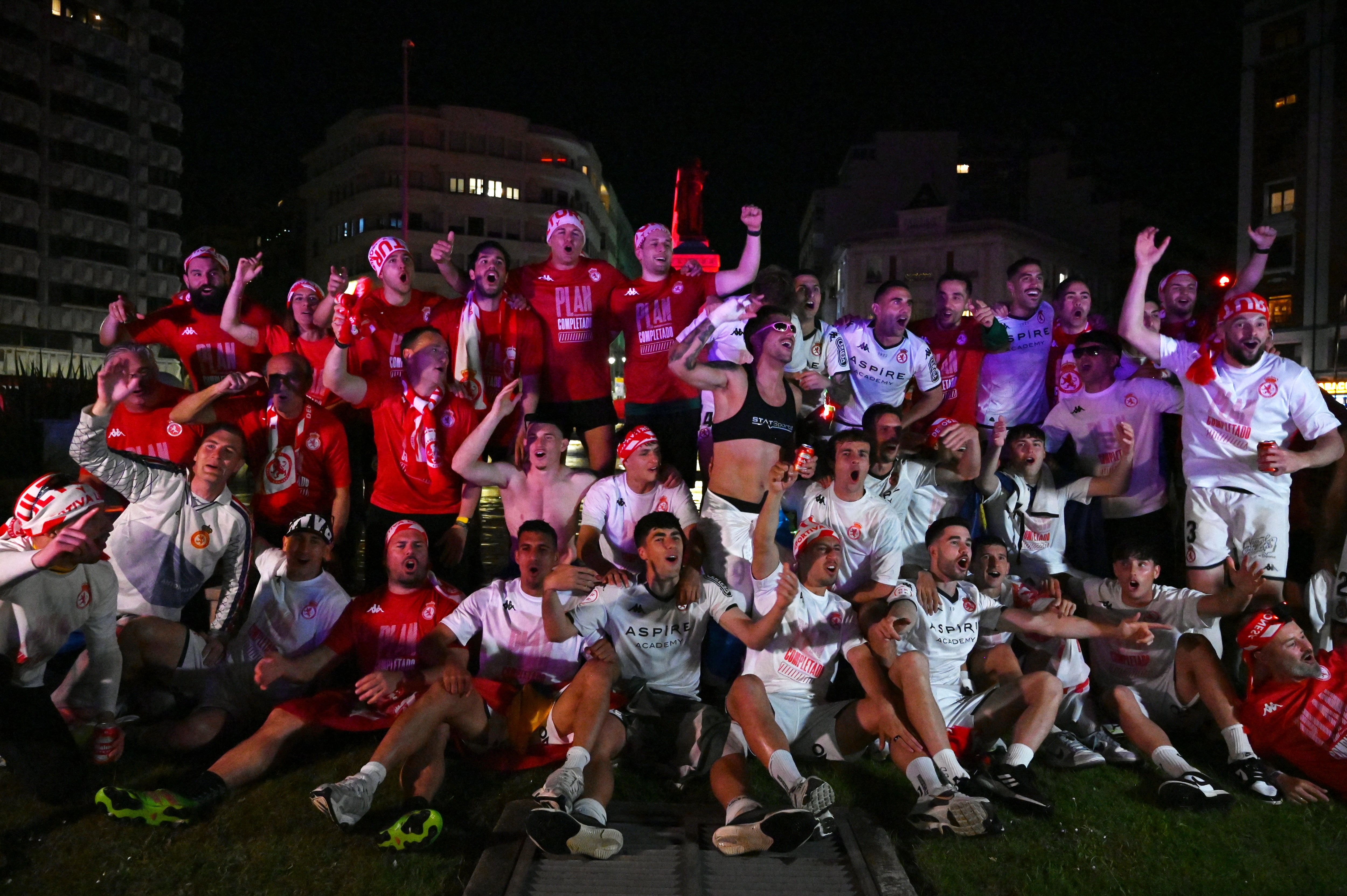 LEÓN, 24/05/2025.- Celebración del ascenso a Segunda División de la Cultural y Deportiva Leonesa este sábado en León. EFE/J.Casares
