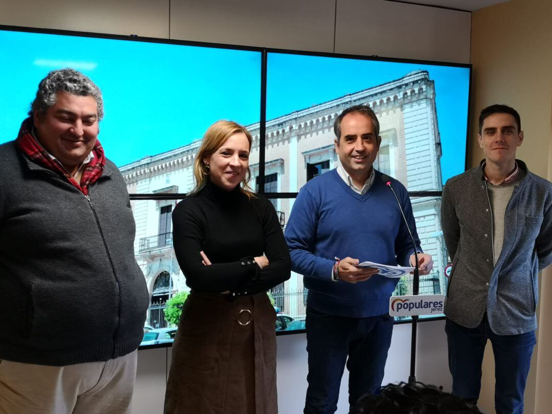 Rueda de prensa de concejales del PP en las instalaciones de la playa de la Yerba