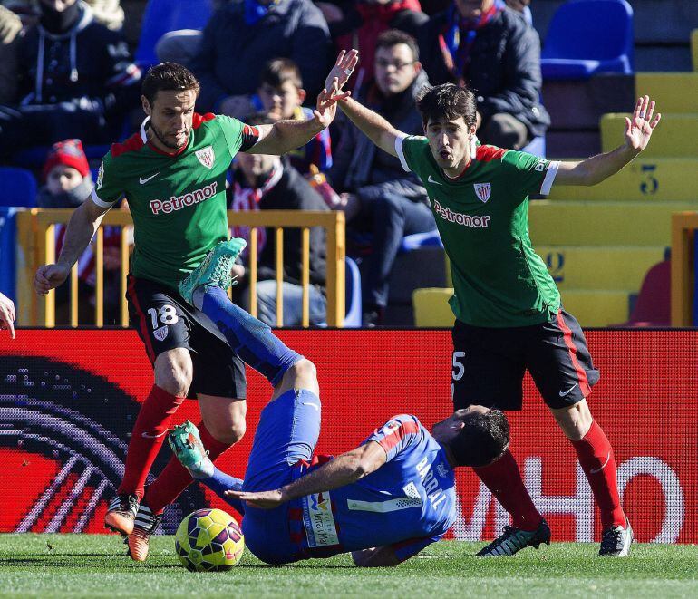 GRA072 VALENCIA, 1/2/2015.-El jugador del Levante David BarraL, en el suelo, los jugadores del Atheltic de Bilbao Carlos Gurpegui,iz, y Andoni Iraola,d., durante el partido de la vigésimo primera jornada de la Liga BBVA que ambos equipos disputaron hoy en el estadio Ciudad de Valencia. EFE/Migel Ángel Polo