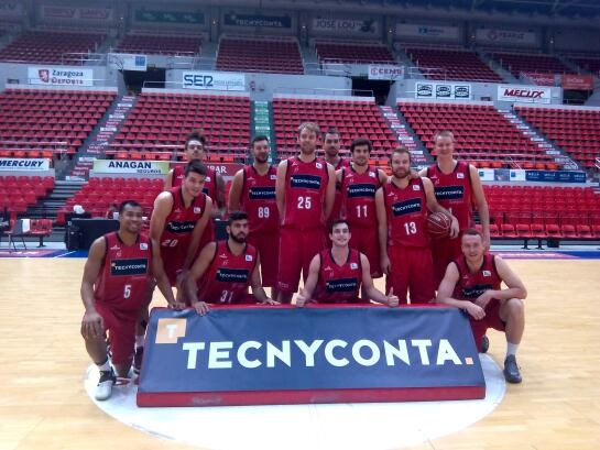 La plantilla del Tecnyconta Zaragoza posa en el Príncipe Felipe antes del entrenamiento matinal