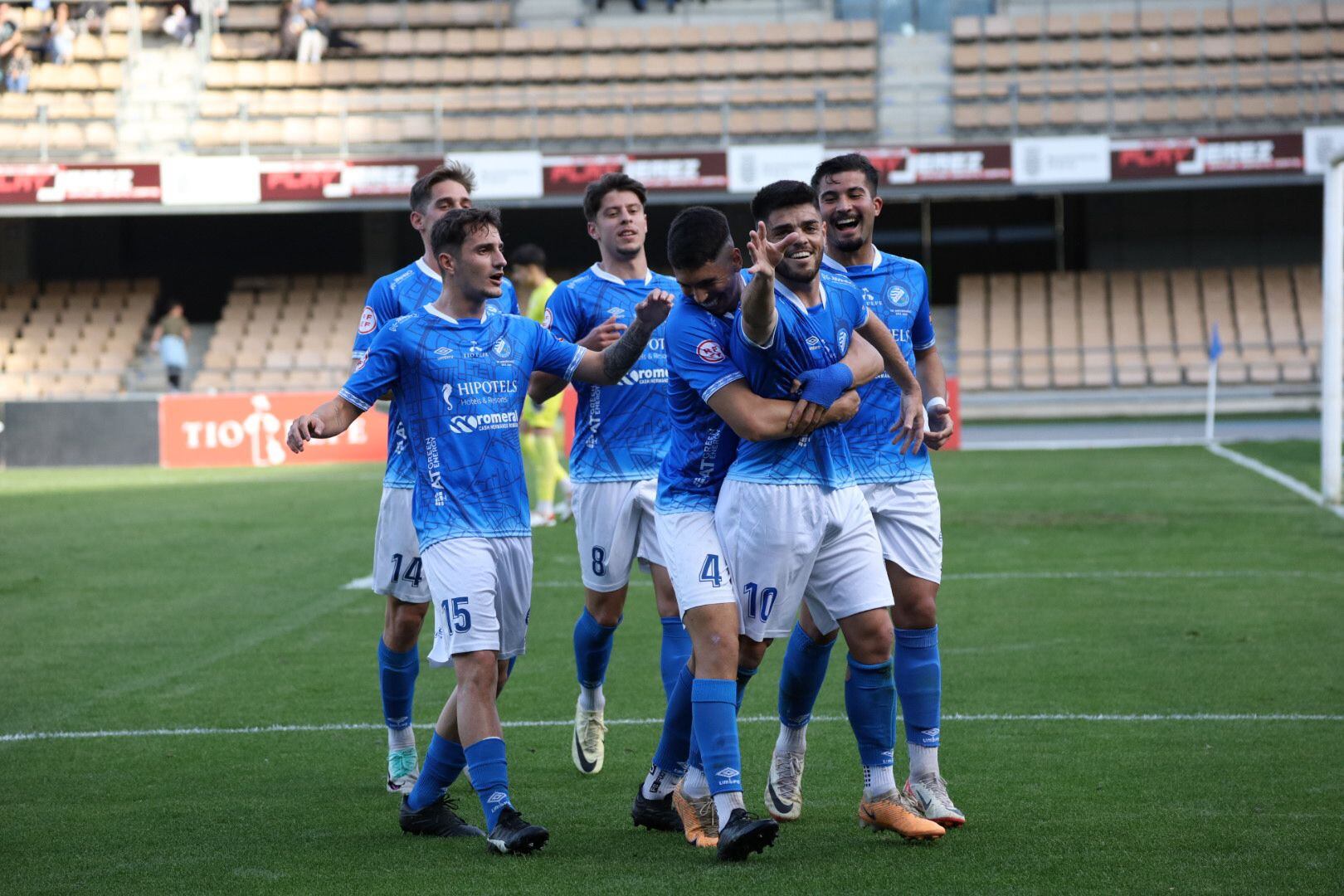 Los jugadores del Xerez DFC celebran el primer gol de Carri