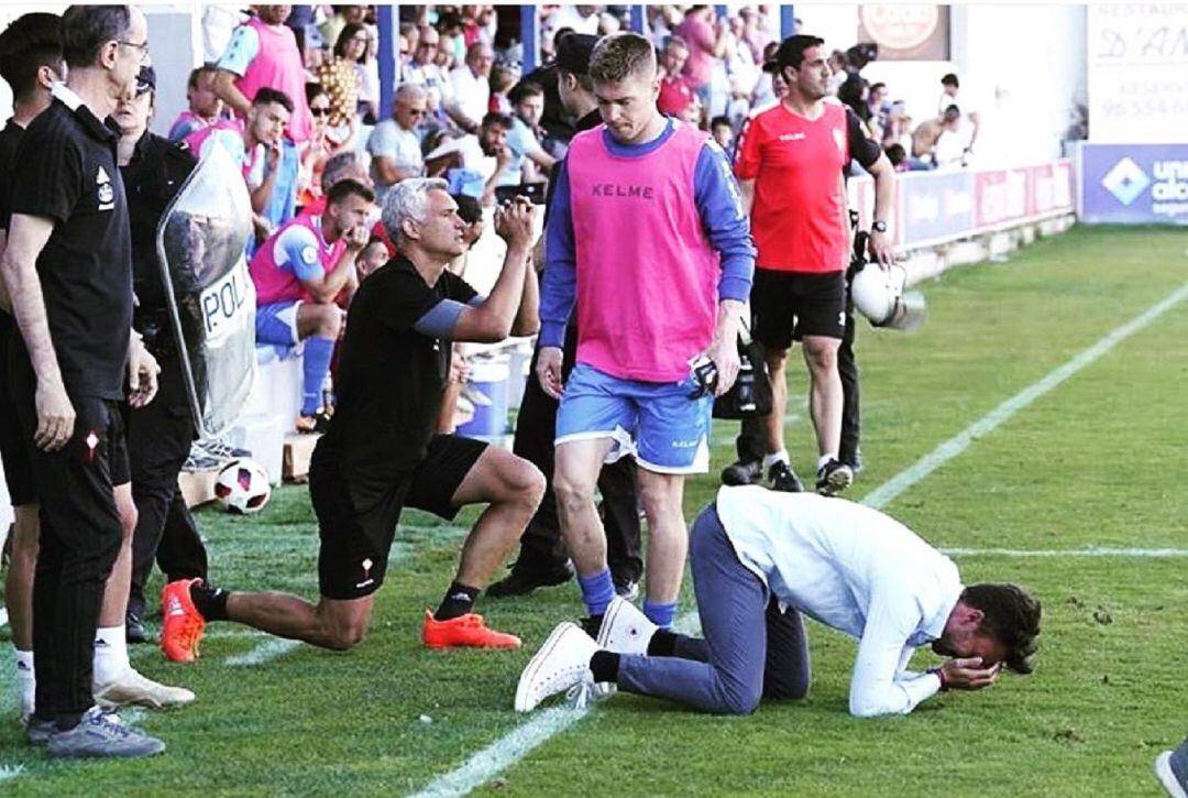 Rubén Albés celebra la salvación del Celta B en el play out