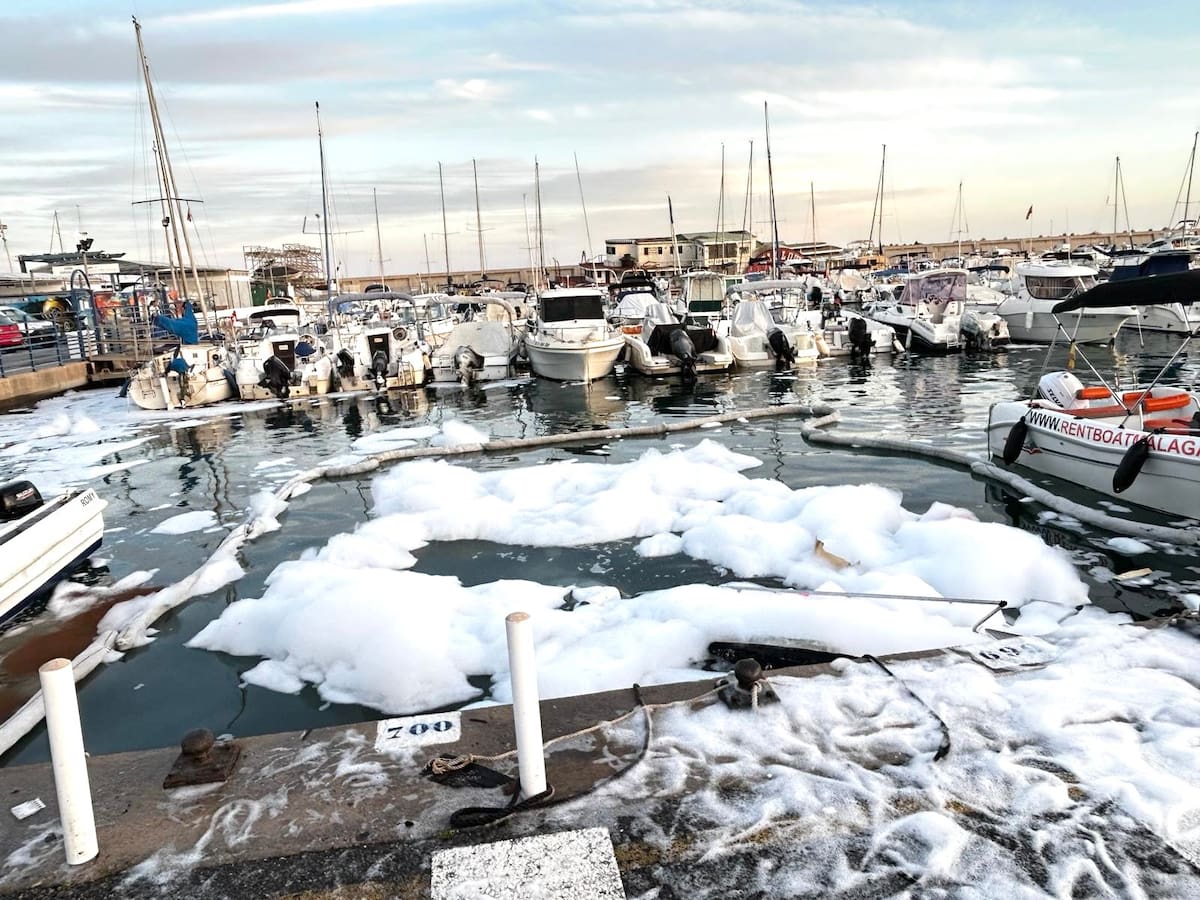 Dos heridos tras una explosión en un barco del puerto de Benalmádena