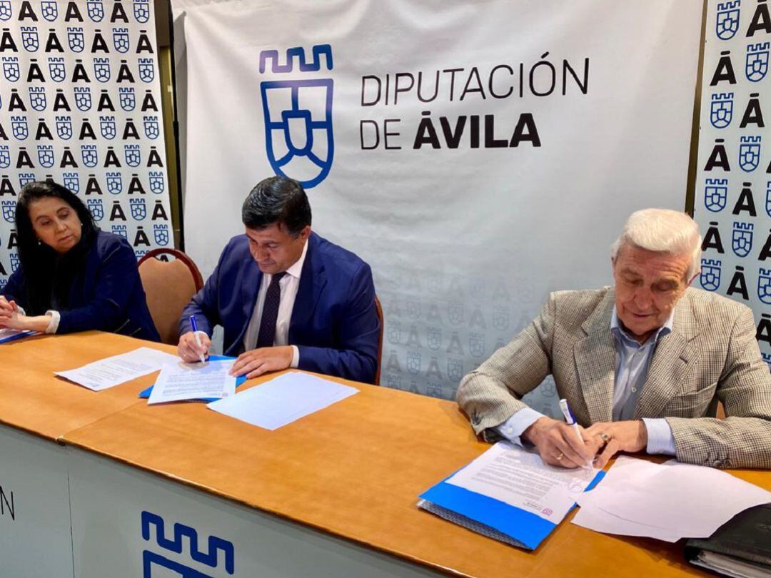 Carlos García, presidente de la Diputación, y Fernando Gutierrez, presidente del Banco de Alimentos, firman un convenio de colaboración