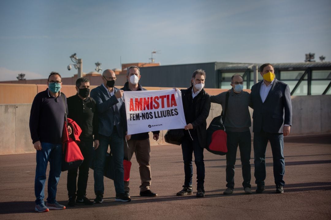 Archivo - El exconseller Josep Rull; el expresidente de la ANC Jordi Sànchez; el exconseller Raül Romeva;  el exconseller Quim Forn; el presidente de Òmnium Jordi Cuixart; el exconseller Jordi Turull; el líder de ERC Oriol Junqueras. Lledoners, 29 de ener