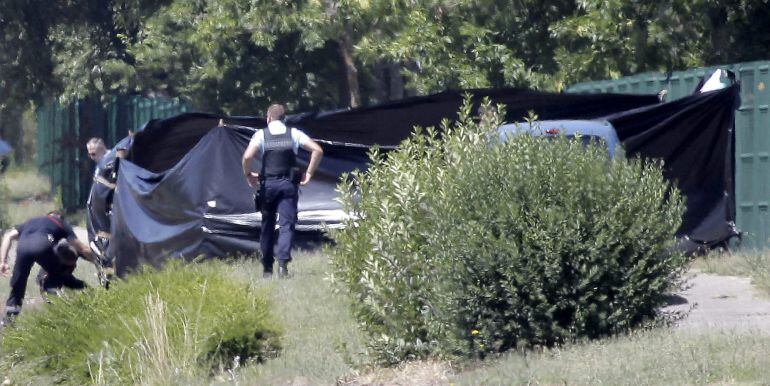 Policías vigilan los alrededores de la fábrica en Isere atacada hoy, viernes 26 de junio de 2015