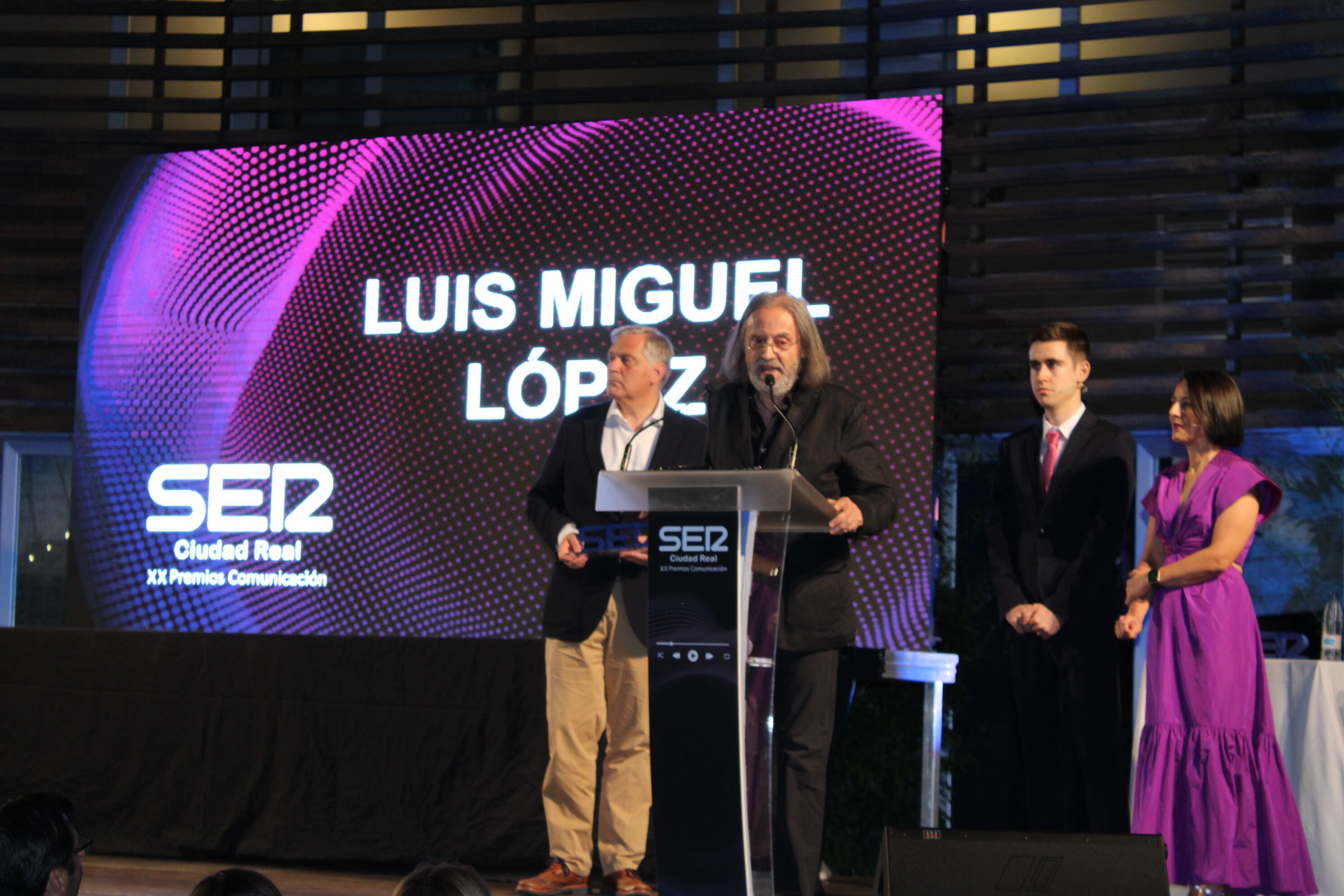 El periodista Luis Miguel López durante su discurso en los XX premios comunicación. Fue otro de los premiados