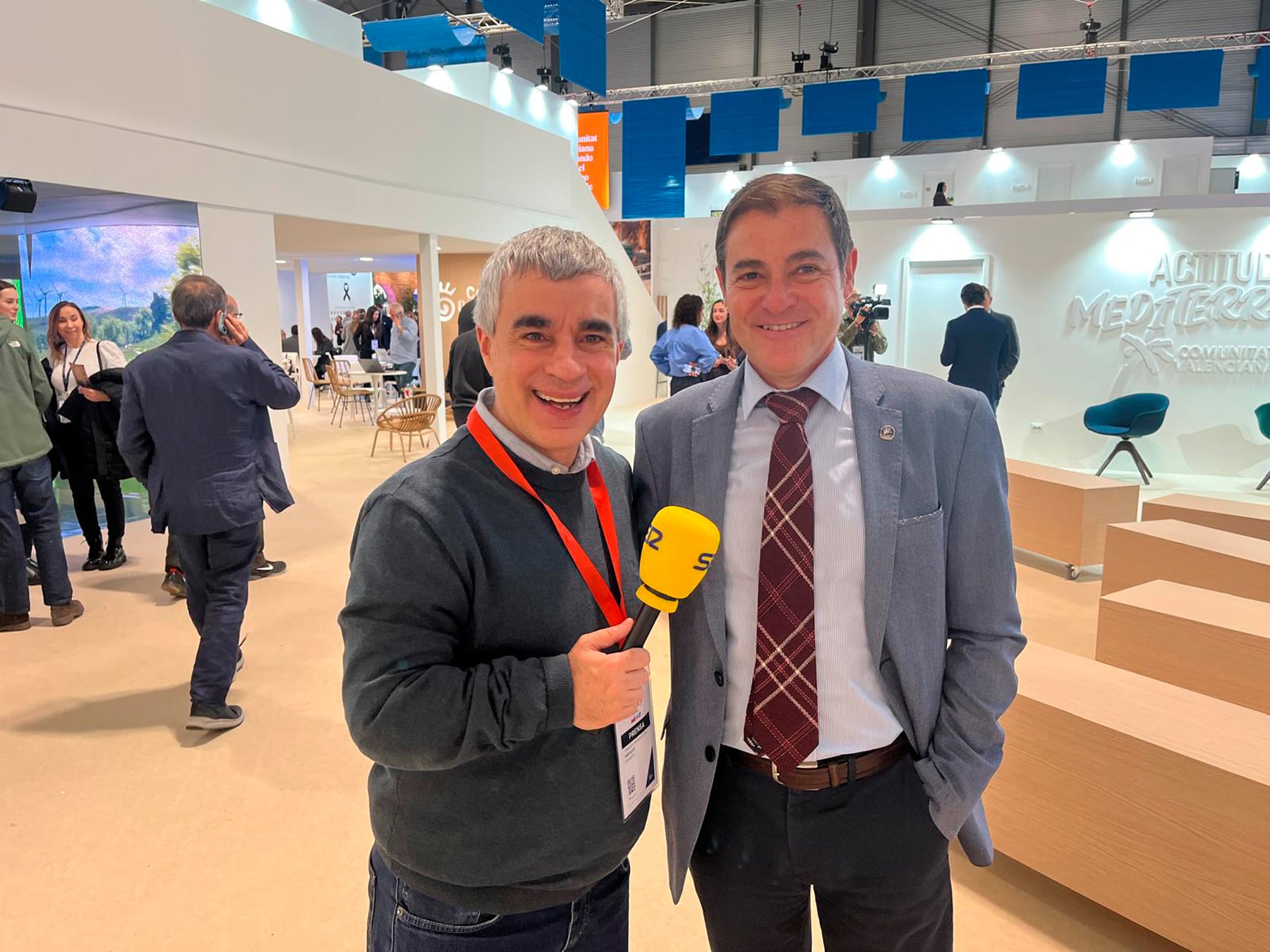 Paco García, presidente de la Asociación de San Jorge, atiende a Radio Alcoy en Fitur