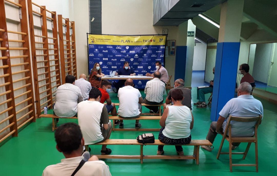 La Asamblea de Socios del Villa de Aranda se celebró en el gimnasio del Pabellón Polideportivo Príncipe de Asturias.