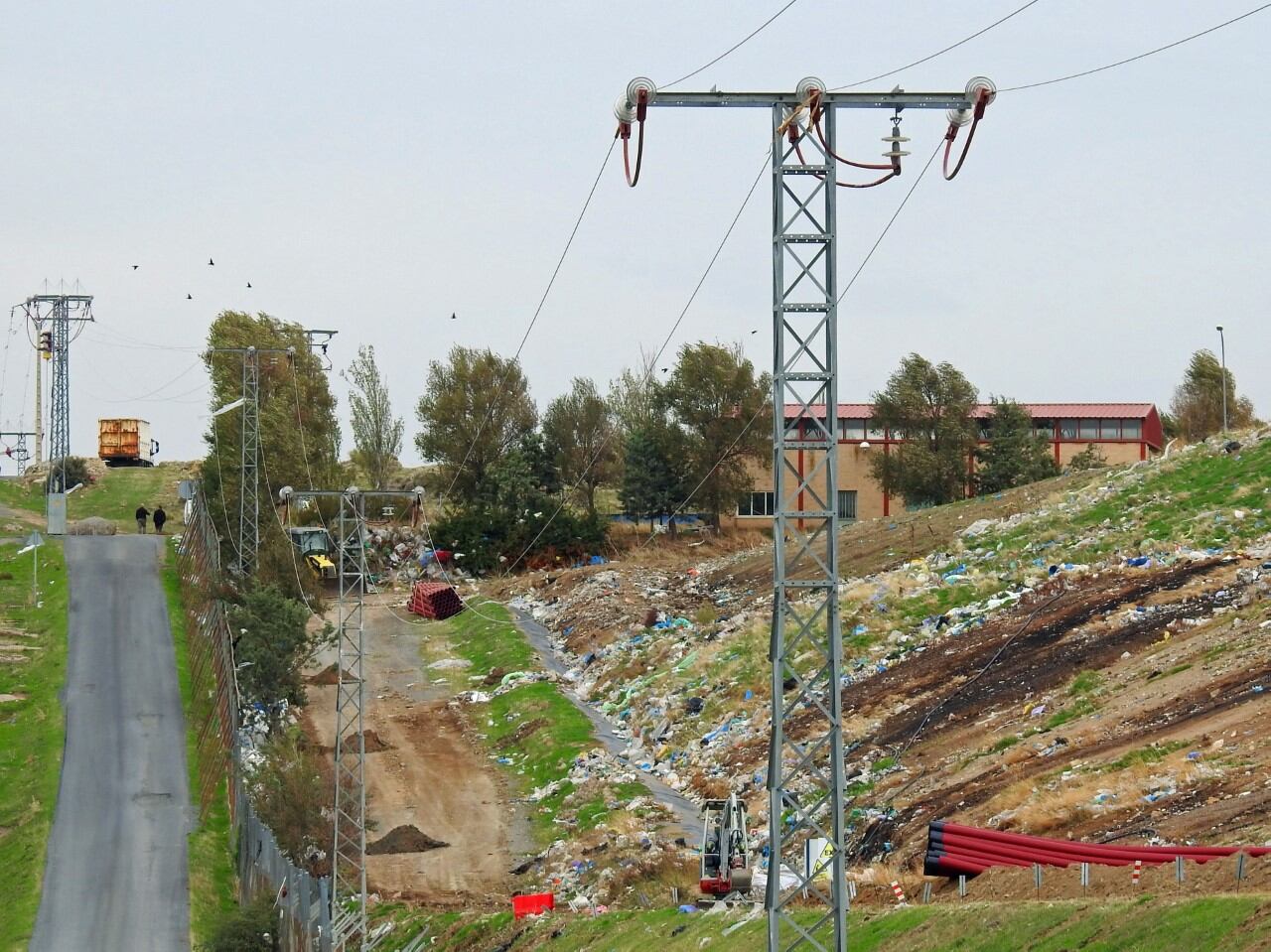Línea de media tensión en el CTR Ávila Norte